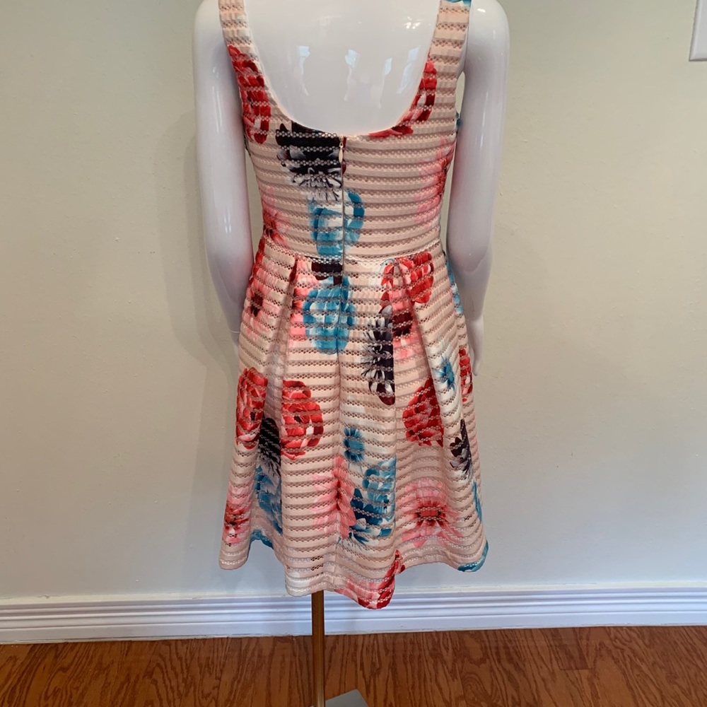 GUESS Los Angeles - Picture 2 of 8